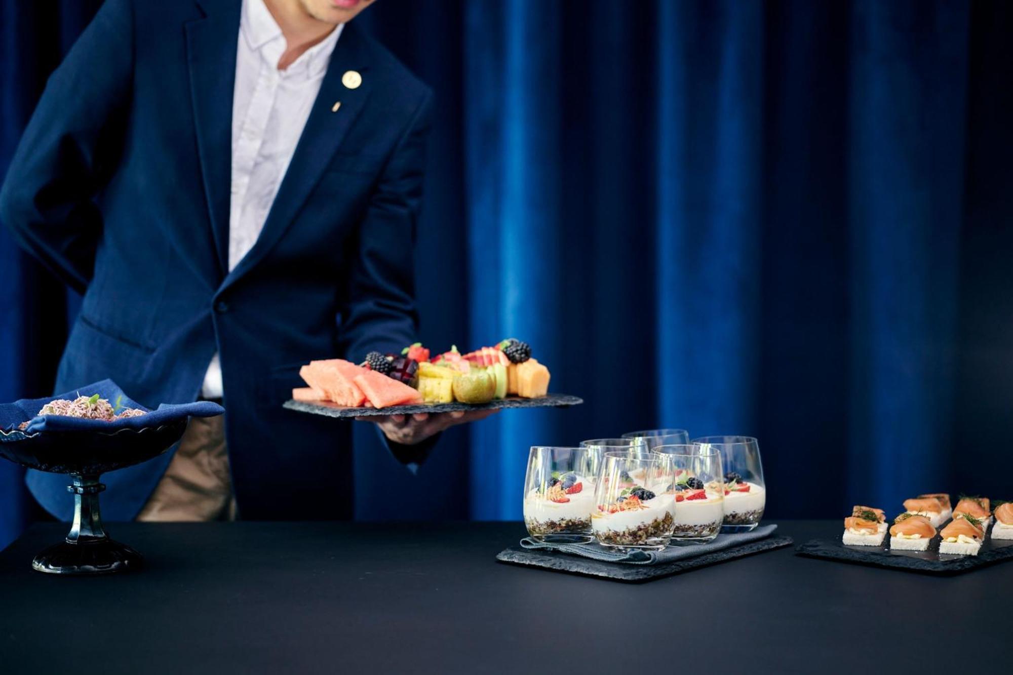 Midnight Hotel, Autograph Collection Canberra Eksteriør bilde A butler serving food