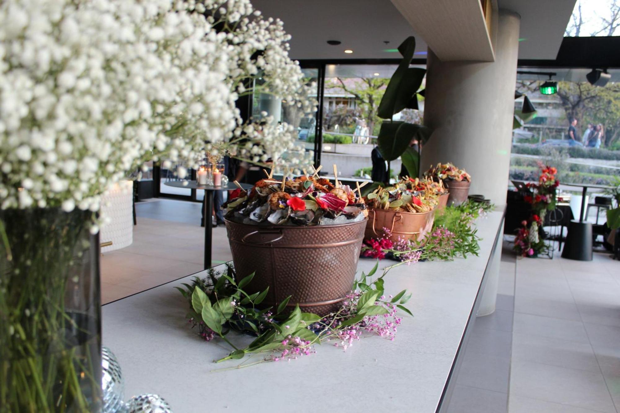 Midnight Hotel, Autograph Collection Canberra Eksteriør bilde Flower arrangement at the entrance of the hotel